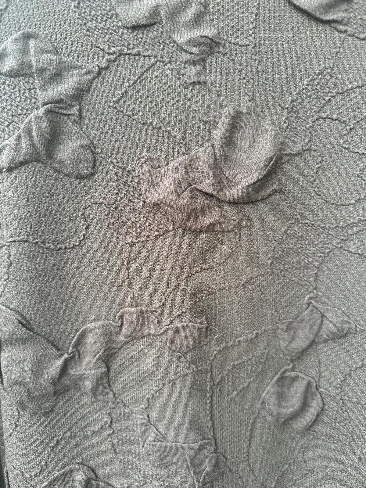 Dutinový úplet – detail plastické struktury látky Dutinový úplet – detail plastické struktury látky