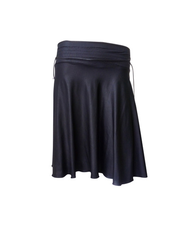 krátká černá zvonová sukně z materiálu evokujícího kůži s progumičkovaným pasem 