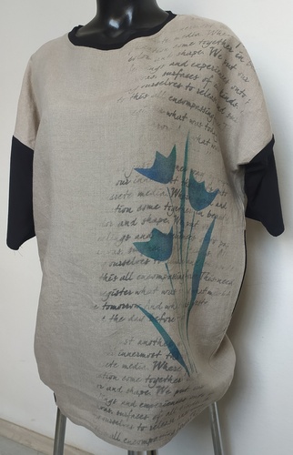 EVITA - halena oversize střihu z viskózovolněného materiálu zdobená potiskem písma a modrých tulipánů