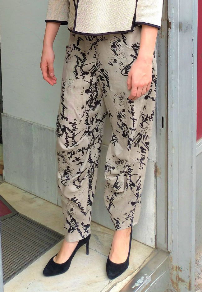 LD PISMO - lněné ležérní kalhoty v pase na gumu se sklady v oblasti kolen ke kotníkům ze lněné potištěné tkaniny s motivy písma