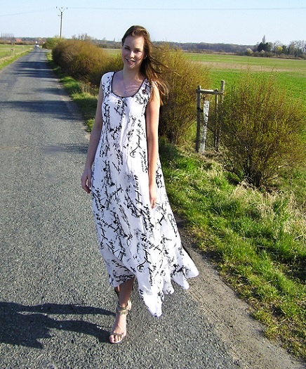 dlouhé zvonové rozevláté šaty střihu do A z chladivého lněného materiálu s tiskem písma