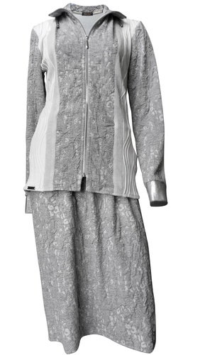 šedostříbrný kostým z dutinového úpletu s krátkou úzkou sukní zdobený stříbrnou eko kůží bílá