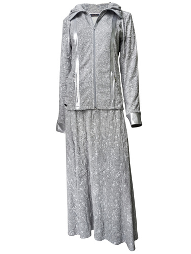 šedobílostříbřitý kostým z dutinového úpletu se zvonovou dlouhou sukní šedá