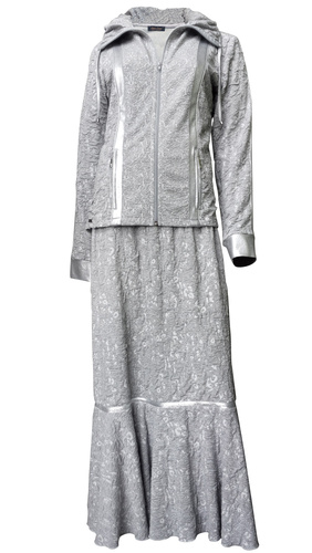 šedobílostříbřitý kostým z dutinového úpletu s tulipánovou dlouhou sukní s volánem zdobený stříbřitou eko kůží šedá