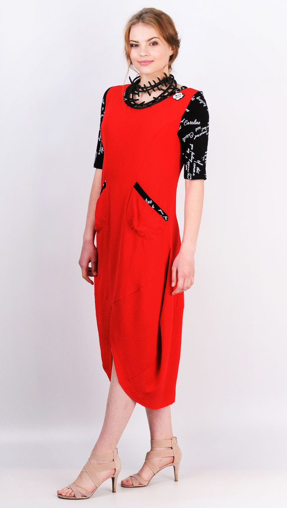 atypické Jednobarevné šaty s kapsami do půli lýtek ze směsového materiálu v kombinaci s viskózovým potištěným úpletem s motivy písma červená