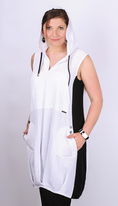 MAGDA - krátké sportovní šaty s kapucí se zeštíhlujícími bočními díly 