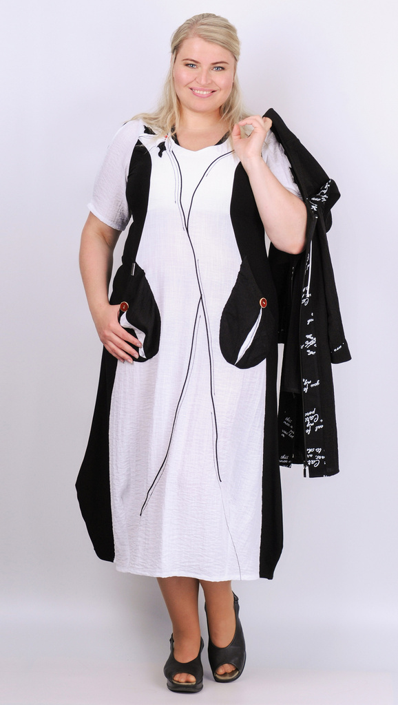rovné jednoduché šaty zdobené aplikací v černobílé kombinaci 