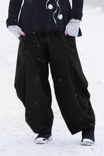 široké volné zimní kalhoty z dutinového úpletu s jemným vzorem  kůry stromů černé