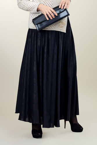 dlouhá zvonová splývavá sukně z materiálu evokujícího kůži s progumičkovaným vysokým pasem