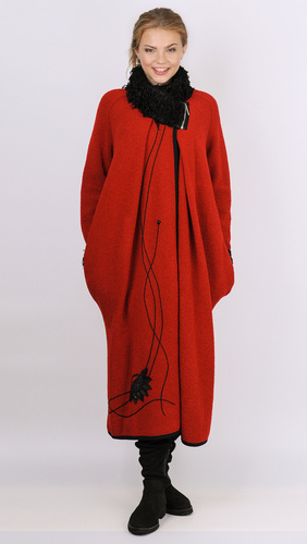 GLYNIS KABÁT - dlouhý kabát pelerínového střihu s asymetrickým zapnutím z bouclé s efektním límcem a manžetami
