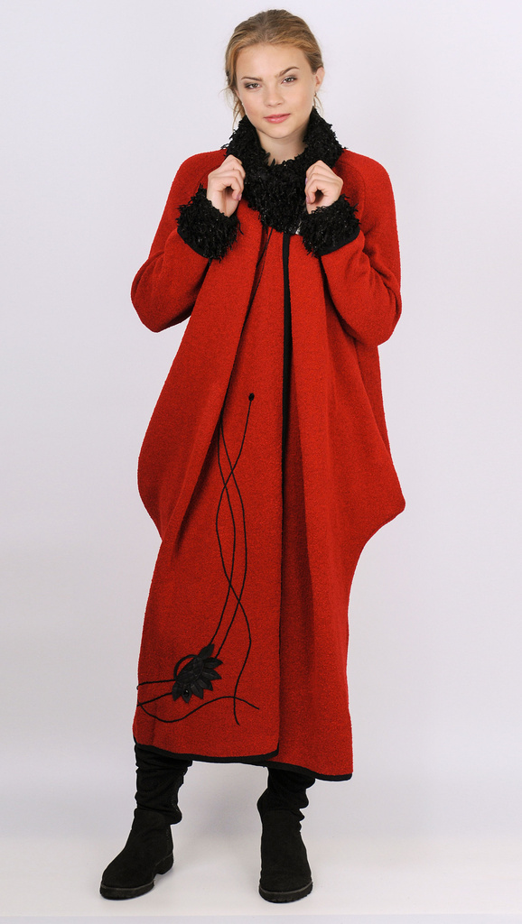GLYNIS KABÁT - dlouhý kabát pelerínového střihu s asymetrickým zapnutím z buklé s efektním límcem a manžetami