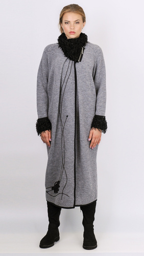 GLYNIS KABÁT - dlouhý kabát pelerínového střihu s asymetrickým zapnutím z bouclé s efektním límcem a manžetami
