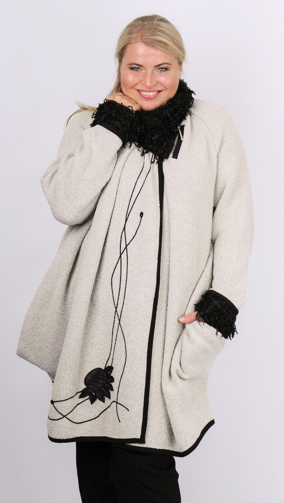 GLYNIS – kabát s výraznou černou aplikací pelerínového střihu s asymetrickým zapnutím
