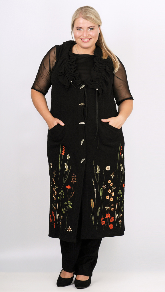 dlouhá pletená vesta zdobená květinovou výšivkou v výrazným řaseným límcem