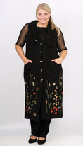 VESTA ASTRID – dlouhá pletená vesta zdobená květinovou výšivkou s výrazným řaseným límcem