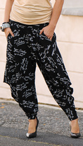 VILESKA - volné ležérní široké kalhoty z viskózového úpletu s potiskem písma v pase na gumu 