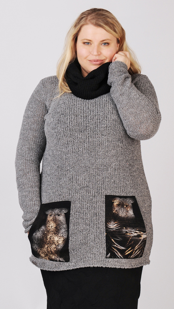 MELISA Owl – rovný delší svetr z buklé příze s nasazovacím rolákem a zdobnými kapsami