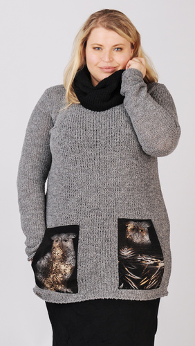 MELISA Owl – rovný delší svetr z buklé příze s nasazovacím velkorysým rolákem a zdobnými kapsami