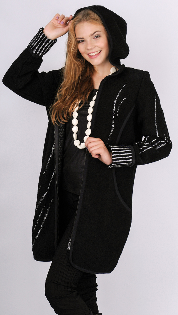 LYRA – pletený kabátek na zip s kapucí z buklé s vyplétaným originálním vzorem