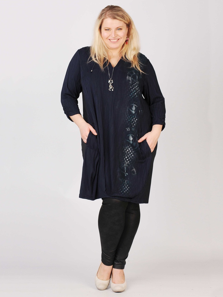 Šaty MAGDA krátké - krátké šaty s kapucí výtvarně zdobené tiskem