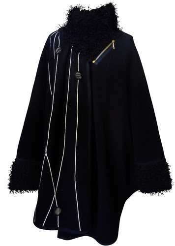 GLYNIS – kabát s výraznou bílou aplikací pelerínového střihu s asymetrickým zapnutím