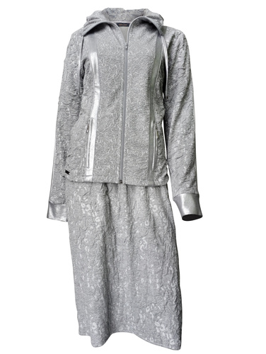 šedostříbrný kostým z dutinového úpletu s krátkou úzkou sukní zdobený stříbrnou eko kůží bílá šedá
