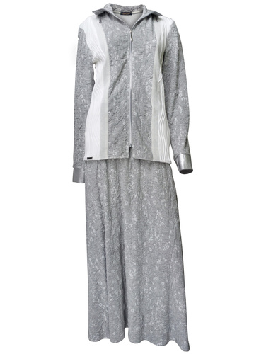 šedobílostříbřitý kostým z dutinového úpletu se zvonovou dlouhou sukní bílá