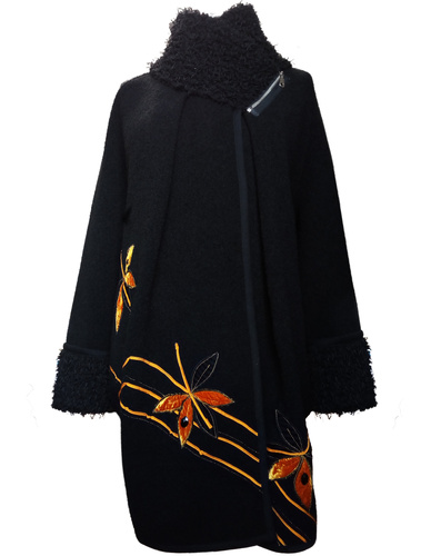 GLYNIS – kabát s výraznou oranžovou aplikací pelerínového střihu s asymetrickým zapnutím