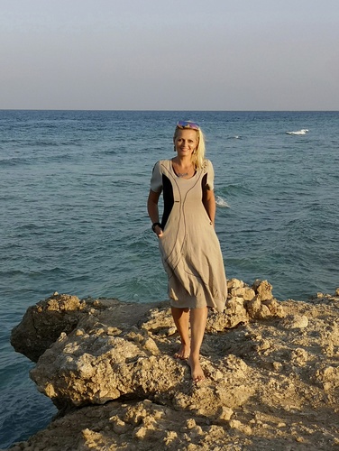 lněné šaty pod kolena s balónovou sukní a se zeštíhlujícími bočními vsadkami z černého elastického úpletu