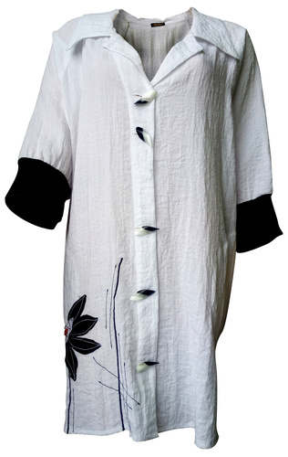 lněná košile oversize v kombinaci s černým úpletem a aplikacemi květů bílá