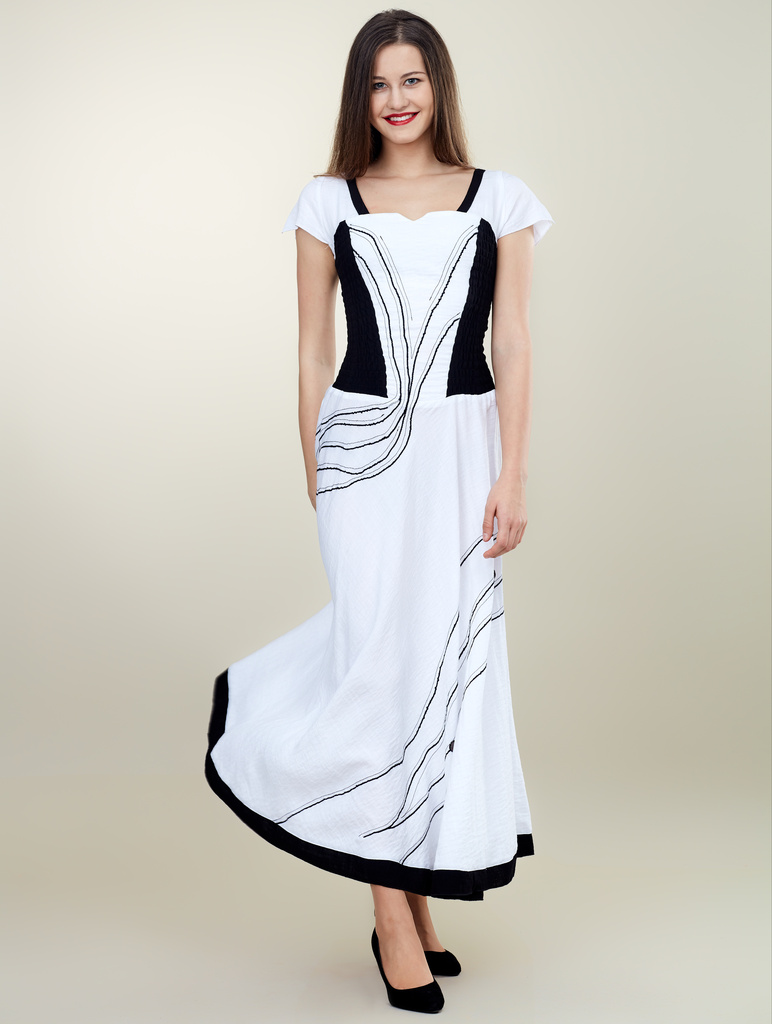 dlouhé lněné šaty se zvonovou sukní s korzetovým vrškem tvarujícím postavu 