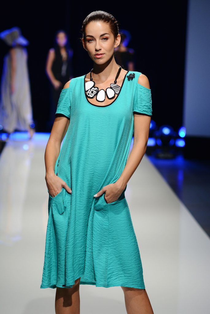 krátká varianta zvonových rozevlátých šatů střihu do A z lehkého krešového materiálu 