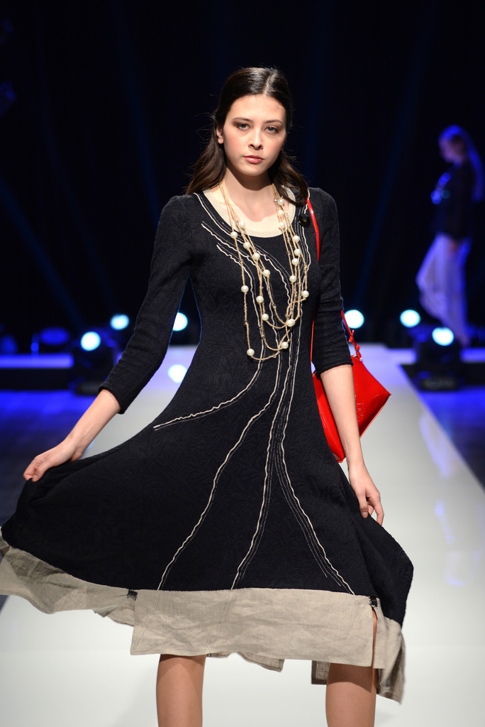  GALINA - dlouhé teplé úpletové šaty z bavlněného žakarového úpletu v kombinaci s lněnou tkaninou zdobené aplikací