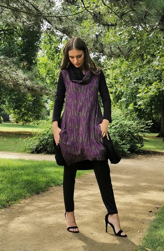 jarní, podzimní teplejší šaty z dutinového úpletu v kombinaci s viskózovým černým elastickým úpletem