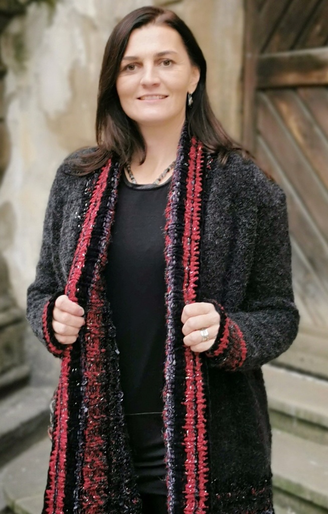 antracitový teplý ručně pletený kardigan z vlněného a žinylkového buklé materiálu s výrazným šálovým límcem