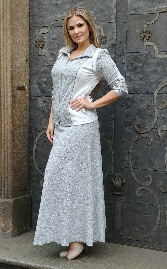šedobílostříbřitý kostým z dutinového úpletu se zvonovou dlouhou sukní bílá